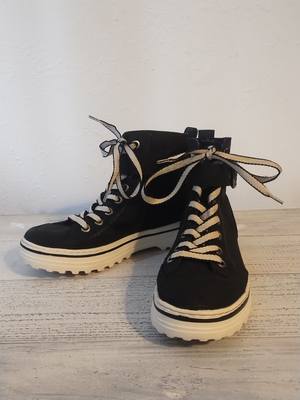 WOMANS BLACK CLIFFS BY WHITE MOUNTAIN GORDON BOOTIE SIZE 8.5